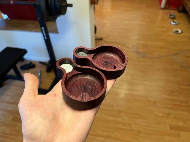 Round mahogany ashtray (1)